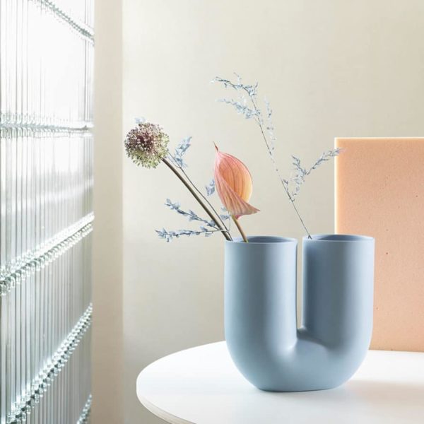 MUUTO Kink Vase, H26cm, Light Blue