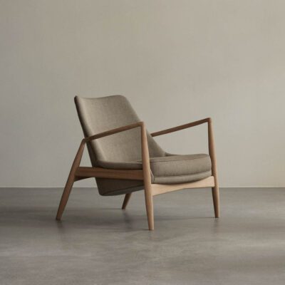 An image of the Seal lounge chair in oak in beige.