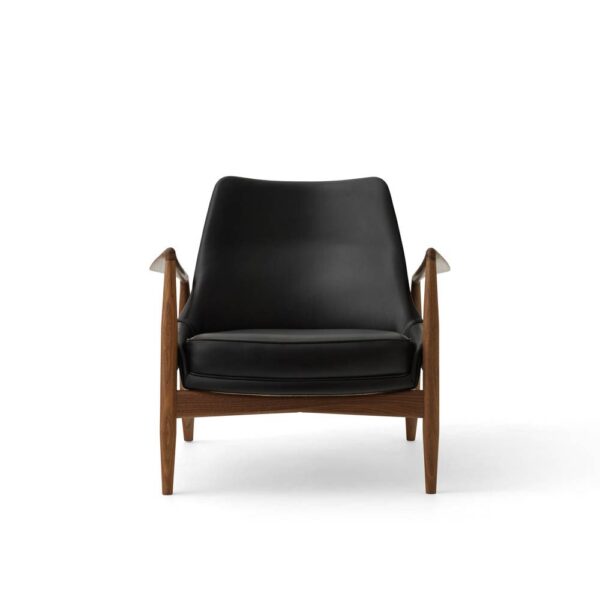 A packshot of the Seal lounge chair in walnut with black leather.