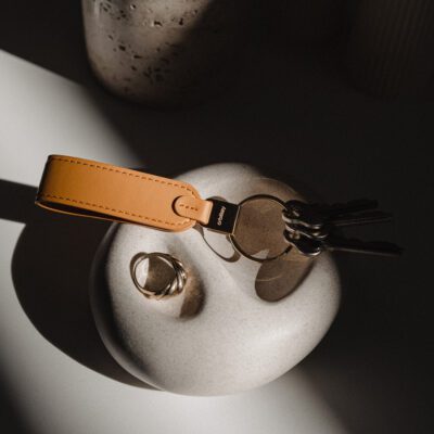 Everyday essentials premium Loop keychain made from LWG-certified leather and polished stainless steel with a quick-snap lock system.