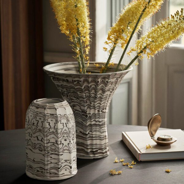The style image of Blend vases in small and large size on a table.
