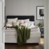 The pear Gotland wool blanket with fringe in the bedroom.