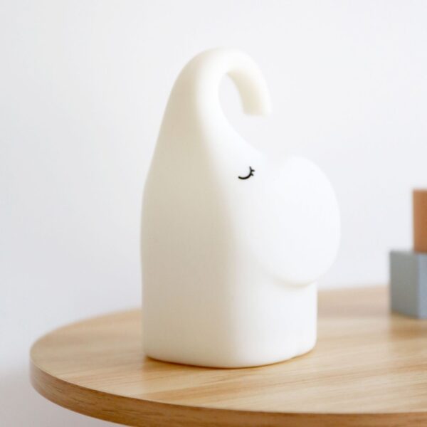 Natural light, perspective view of an animal-shaped lamp on a table.